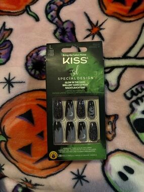 KISS Glow-in-the-Dark Press-On Nails – Black & Silver Glitter